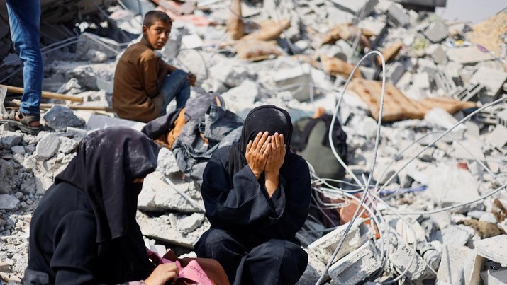 Palestinians react as they inspect the site of an Israeli strike on a house amid the ongoing conflict between Israel and Hamas, in Khan Younis in the southern Gaza Strip, June 3, 2024. REUTERS/Mohammed Salem