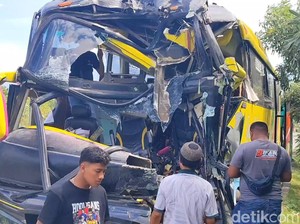 Sopir Bus Ziarah Wali Alami Microsleep Sebelum Tabrak Truk di Tol Pandaan