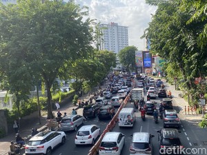 Lalin Tengah Kota Padat Imbas Rombongan Buruh Demo ke Polrestabes Surabaya