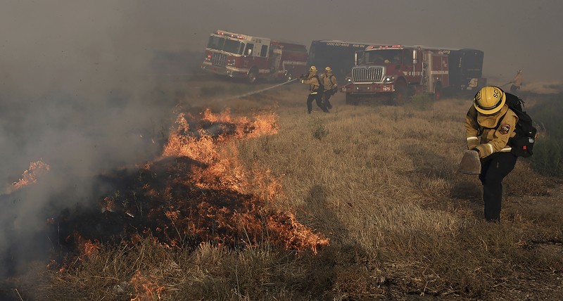 Sebuah rumah terbakar saat Kebakaran Corral di jalan Bernard dan Stearman, sebelah barat Tracy, California, Sabtu, 1 Juni 2024. Sebuah rumah terbakar saat Kebakaran Corral di jalan Bernard dan Stearman, sebelah barat Tracy, California, Sabtu, 1 Juni 2024. Departemen Kehutanan dan Perlindungan Kebakaran California, atau Cal Fire, mengatakan angin kencang memicu Kebakaran Corral yang dimulai Sabtu sore dan dilanjutkan Minggu dini hari di dekat kota Tracy, 60 mil sebelah timur San Francisco. (Kent Porter/The Press Democrat via AP)