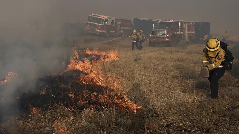 Sebuah rumah terbakar saat Kebakaran Corral di jalan Bernard dan Stearman, sebelah barat Tracy, California, Sabtu, 1 Juni 2024. Departemen Kehutanan dan Perlindungan Kebakaran California, atau Cal Fire, mengatakan angin kencang memicu Kebakaran Corral yang dimulai Sabtu sore dan dilanjutkan Minggu dini hari di dekat kota Tracy, 60 mil sebelah timur San Francisco. (Kent Porter/The Press Democrat via AP)