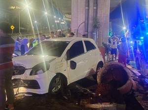 Brio Tabrak Median Jalan AP Pettarani Makassar, Pengemudi Diduga Mengantuk