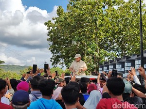 Prabowo Bagi-bagi Kaus Indonesia Maju Saat Tinjau Air Bersih di Gunungkidul