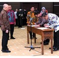 Teten Masduki Lantik Wientor Rah Mada Jadi Bos SMESCO Indonesia