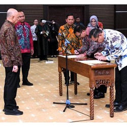 Teten Masduki Lantik Wientor Rah Mada Jadi Bos SMESCO Indonesia
