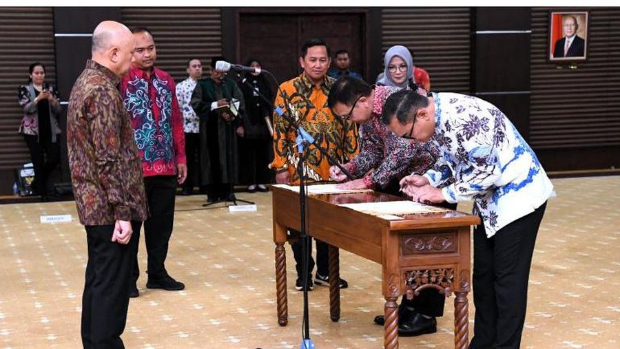 Menteri Koperasi dan UKM (MenKopUKM) Teten Masduki melantik Wientor Rah Mada sebagai Direktur Utama LLP-KUMKM dan Hanung Harimba Rachman sebagai Pejabat Fungsional Pengembang Kewirausahaan Ahli Utama di Jakarta, Senin (3/6). Dok. KemenkopUKM