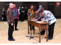 Teten Masduki Lantik Wientor Rah Mada Jadi Bos SMESCO Indonesia