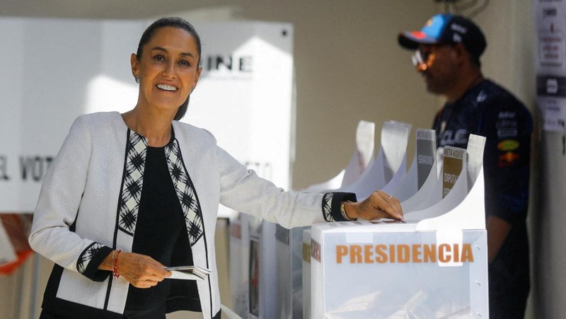 Claudia Sheinbaum, presidential candidate of the ruling MORENA party, casts her vote at a polling station during the general election, in Mexico City, Mexico June 2, 2024. REUTERS/Raquel Cunha     TPX IMAGES OF THE DAY