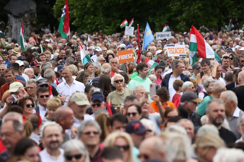 Orang-orang menghadiri rapat umum pro-pemerintah yang diberi nama 'Pawai Perdamaian', seminggu menjelang pemilu di seluruh Uni Eropa, di Budapest, Hongaria, 1 Juni 2024. Orang-orang menghadiri rapat umum pro-pemerintah yang diberi nama 'Pawai Perdamaian', seminggu menjelang pemilu di seluruh Uni Eropa, di Budapest, Hongaria, 1 Juni 2024. (REUTERS/Bernadett Szabo)