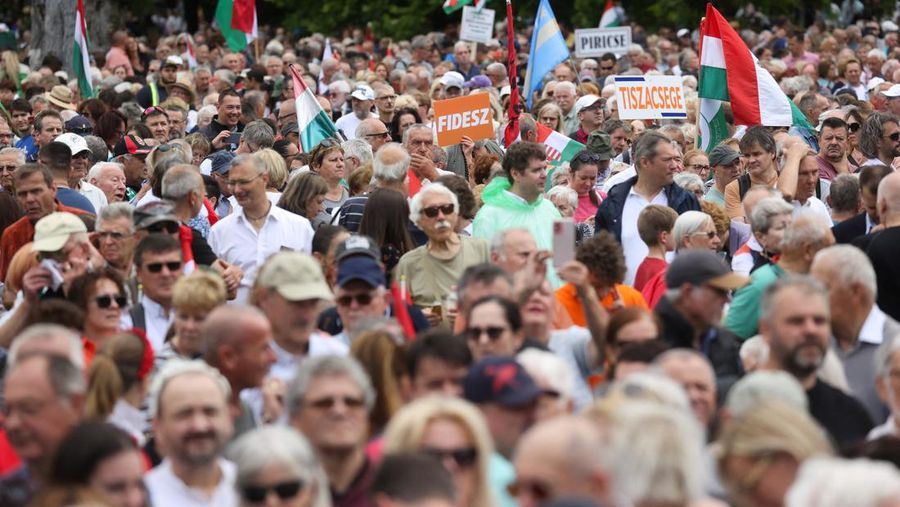 Orang-orang menghadiri rapat umum pro-pemerintah yang diberi nama 'Pawai Perdamaian', seminggu menjelang pemilu di seluruh Uni Eropa, di Budapest, Hongaria, 1 Juni 2024. (REUTERS/Bernadett Szabo)