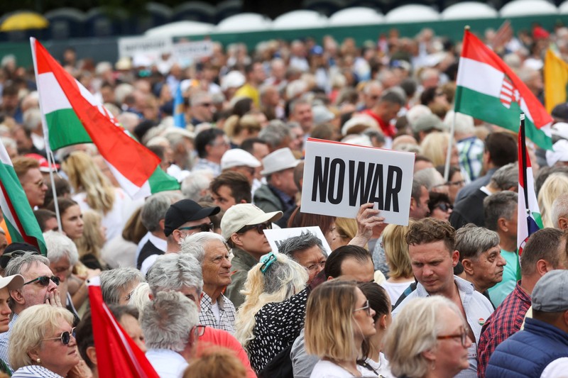 Orang-orang menghadiri rapat umum pro-pemerintah yang diberi nama 'Pawai Perdamaian', seminggu menjelang pemilu di seluruh Uni Eropa, di Budapest, Hongaria, 1 Juni 2024. Orang-orang menghadiri rapat umum pro-pemerintah yang diberi nama 'Pawai Perdamaian', seminggu menjelang pemilu di seluruh Uni Eropa, di Budapest, Hongaria, 1 Juni 2024. (REUTERS/Bernadett Szabo)