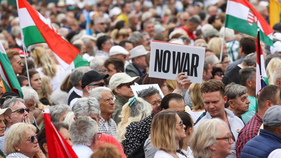 Orang-orang menghadiri rapat umum pro-pemerintah yang diberi nama 'Pawai Perdamaian', seminggu menjelang pemilu di seluruh Uni Eropa, di Budapest, Hongaria, 1 Juni 2024. (REUTERS/Bernadett Szabo)