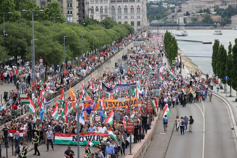 Orang-orang menghadiri rapat umum pro-pemerintah yang diberi nama 'Pawai Perdamaian', seminggu menjelang pemilu di seluruh Uni Eropa, di Budapest, Hongaria, 1 Juni 2024. Orang-orang menghadiri rapat umum pro-pemerintah yang diberi nama 'Pawai Perdamaian', seminggu menjelang pemilu di seluruh Uni Eropa, di Budapest, Hongaria, 1 Juni 2024. (REUTERS/Bernadett Szabo)