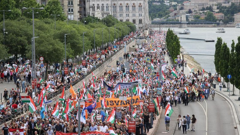 Orang-orang menghadiri rapat umum pro-pemerintah yang diberi nama 'Pawai Perdamaian', seminggu menjelang pemilu di seluruh Uni Eropa, di Budapest, Hongaria, 1 Juni 2024. (REUTERS/Bernadett Szabo)