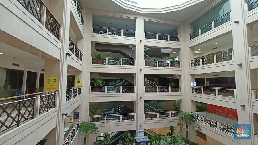 Tampak di dalam mal dan lokasi parkiran pusat perbelanjaan, Ratu Plaza, Sudirman sangat sepi. Berbeda kondisinya saat mencapai masa kejayaan sekitar 10 tahun lalu (Senin, 3/6/2024).