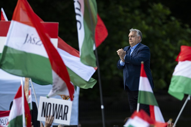 Orang-orang menghadiri rapat umum pro-pemerintah yang diberi nama 'Pawai Perdamaian', seminggu menjelang pemilu di seluruh Uni Eropa, di Budapest, Hongaria, 1 Juni 2024. Orang-orang menghadiri rapat umum pro-pemerintah yang diberi nama 'Pawai Perdamaian', seminggu menjelang pemilu di seluruh Uni Eropa, di Budapest, Hongaria, 1 Juni 2024. (REUTERS/Bernadett Szabo)