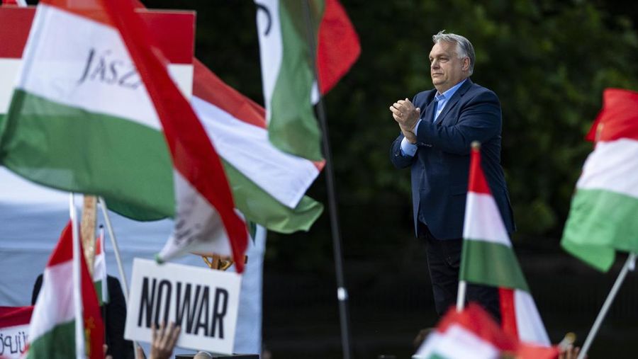 Perdana Menteri Hongaria Viktor Orbán berpidato di depan orang-orang yang berkumpul untuk mendukung dia dan partainya selama 