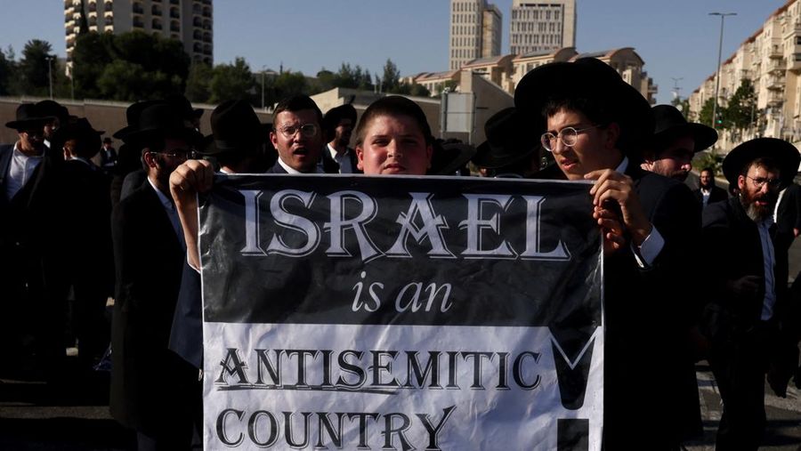 Pasukan keamanan beroperasi ketika para pria Yahudi Ultra-Ortodoks melakukan protes setelah Mahkamah Agung Israel bersidang untuk membahas petisi guna mengubah kebijakan pemerintah yang memberikan pengecualian kepada orang-orang Yahudi ultra-Ortodoks dari wajib militer, di tengah konflik yang sedang berlangsung di Gaza antara Israel dan kelompok Islam Palestina Hamas, dekat dengan Mahkamah Agung Israel. Pengadilan di Yerusalem, 2 Juni 2024. (REUTERS/Ronen Zvulun)