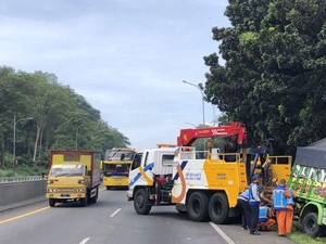 Truk Sundul Truk di Tol Semarang Km 425, 1 Tewas