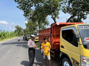 Surat Kendaraan Mati, Puluhan Truk di Tuban Terkena Tilang