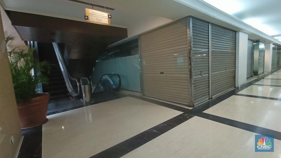 Pusat Perbelanjaan legendaris Ratu Plaza yang dulunya ramai dikunjungi banyak orang kini sudah sangat sepi. Pantauan CNBC Indonesia, Senin (3/6/2024), tidak banyak pengunjung yang datang meski sekeliling mal merupakan perkantoran mewah dengan banyak pekerja kantoran. (CNBC Indonesia/Ferry Sandi)