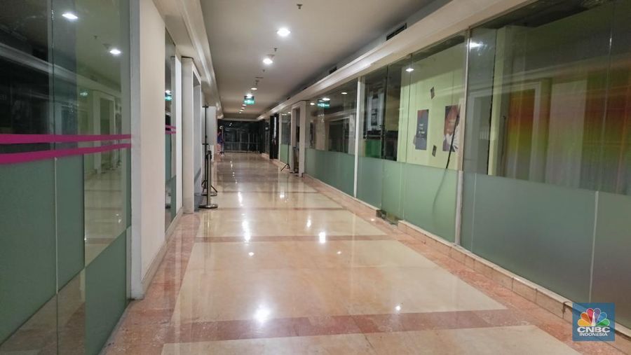 Pusat Perbelanjaan legendaris Ratu Plaza yang dulunya ramai dikunjungi banyak orang kini sudah sangat sepi. Pantauan CNBC Indonesia, Senin (3/6/2024), tidak banyak pengunjung yang datang meski sekeliling mal merupakan perkantoran mewah dengan banyak pekerja kantoran. (CNBC Indonesia/Ferry Sandi)
