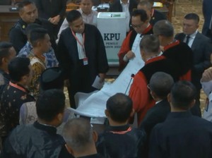 Momen Hakim MK Minta KPU Buka Kotak Suara di Sidang Pileg: Kejadian Langka