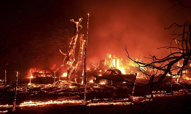 Sebuah rumah terbakar saat Kebakaran Corral di jalan Bernard dan Stearman, sebelah barat Tracy, California, Sabtu, 1 Juni 2024. Sebuah rumah terbakar saat Kebakaran Corral di jalan Bernard dan Stearman, sebelah barat Tracy, California, Sabtu, 1 Juni 2024. Departemen Kehutanan dan Perlindungan Kebakaran California, atau Cal Fire, mengatakan angin kencang memicu Kebakaran Corral yang dimulai Sabtu sore dan dilanjutkan Minggu dini hari di dekat kota Tracy, 60 mil sebelah timur San Francisco. (Kent Porter/The Press Democrat via AP)