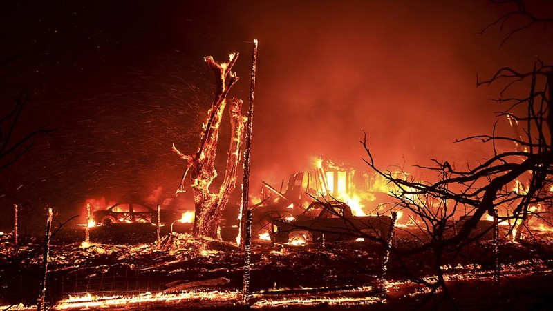 Sebuah rumah terbakar saat Kebakaran Corral di jalan Bernard dan Stearman, sebelah barat Tracy, California, Sabtu, 1 Juni 2024. Departemen Kehutanan dan Perlindungan Kebakaran California, atau Cal Fire, mengatakan angin kencang memicu Kebakaran Corral yang dimulai Sabtu sore dan dilanjutkan Minggu dini hari di dekat kota Tracy, 60 mil sebelah timur San Francisco. (Kent Porter/The Press Democrat via AP)