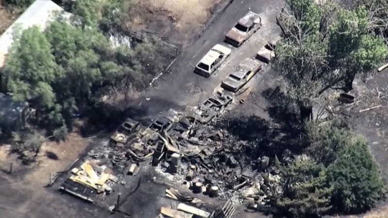 Sebuah rumah terbakar saat Kebakaran Corral di jalan Bernard dan Stearman, sebelah barat Tracy, California, Sabtu, 1 Juni 2024. Departemen Kehutanan dan Perlindungan Kebakaran California, atau Cal Fire, mengatakan angin kencang memicu Kebakaran Corral yang dimulai Sabtu sore dan dilanjutkan Minggu dini hari di dekat kota Tracy, 60 mil sebelah timur San Francisco. (Kent Porter/The Press Democrat via AP)