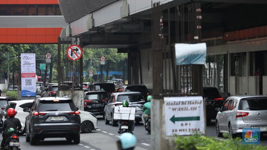 Sejumlah kendaraan melintas di antara tiang monorel yang terhenti pembangunannya di Jalan Rasuna Said, Jakarta, Senin (3/6/2024). (CNBC Indonesia/Tri Susilo)