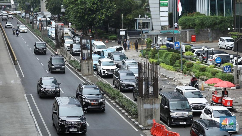 Sejumlah kendaraan melintas di antara tiang monorel yang terhenti pembangunannya di Jalan Rasuna Said, Jakarta, Senin (3/6/2024). (CNBC Indonesia/Tri Susilo)