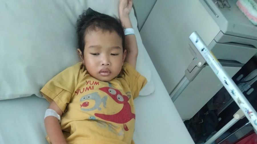 Seorang anak penderita kelainan usus langka, Jafar Naufal di Depok. (Dok. Berbuat Baik)