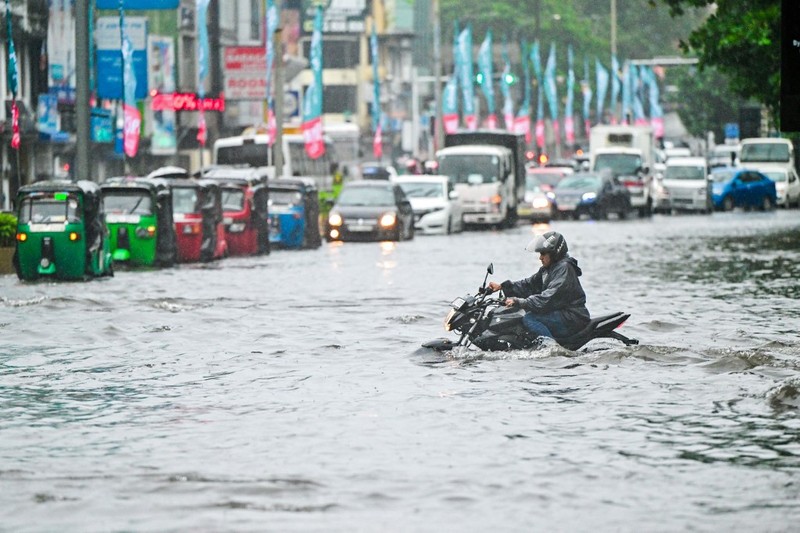Penduduk desa berjalan melalui jalan yang banjir di Biyagama, Sri Lanka 2 Juni 2024. Penduduk desa berjalan melalui jalan yang banjir di Biyagama, Sri Lanka 2 Juni 2024. (REUTERS/Dinuka Liyanawatte)