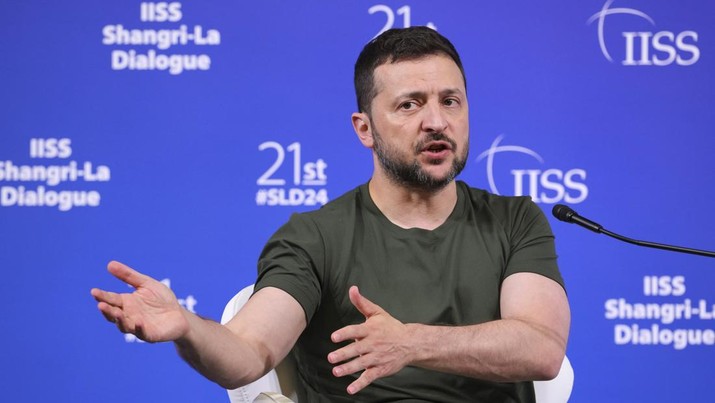 Ukraine's President Volodymyr Zelenskyy speaks during a press conference after the 21st Shangri-La Dialogue summit at the Shangri-La Hotel in Singapore, Sunday, June 2, 2024.  Zelenskyy urged a group of top defense officials at Asia’s premier security conference on Sunday to attend an upcoming peace summit, saying Ukraine was ready to hear “various proposals and thoughts” on ending the war with Russia.(AP Photo/Vincent Thian)