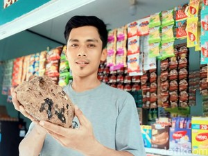 Warga Sukabumi Temukan Batu Aneh, Berbau Kemenyan Saat Dibakar