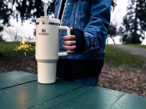 Tumbler Kekinian Stanley Ternyata Multifungsi Buat Tampung Barang
