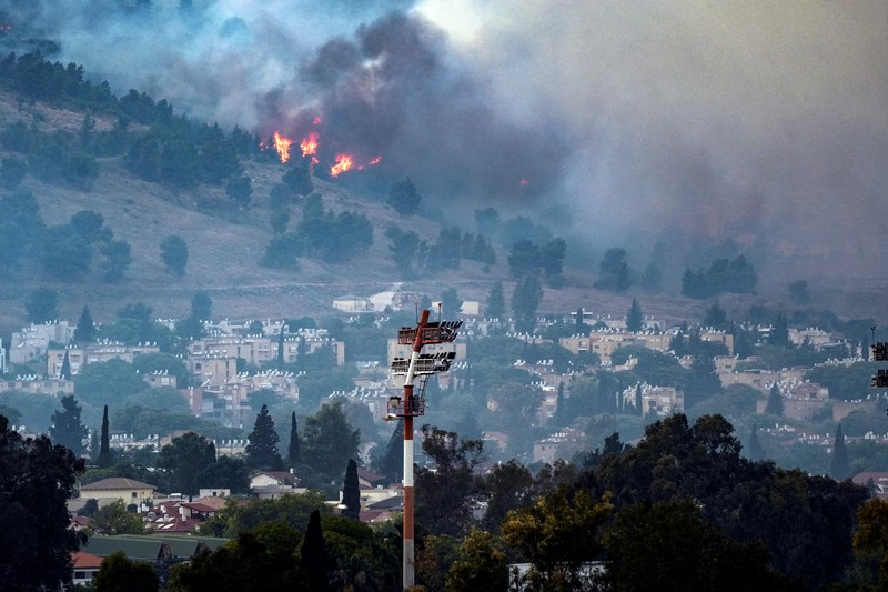Puing-puing terletak di taman sebuah rumah yang terkena serangan roket dari Lebanon, di tengah permusuhan lintas batas yang sedang berlangsung antara Hizbullah dan pasukan Israel, di Kiryat Shmona, Israel utara, 4 Juni 2024. (REUTERS/Ammar Awad)
