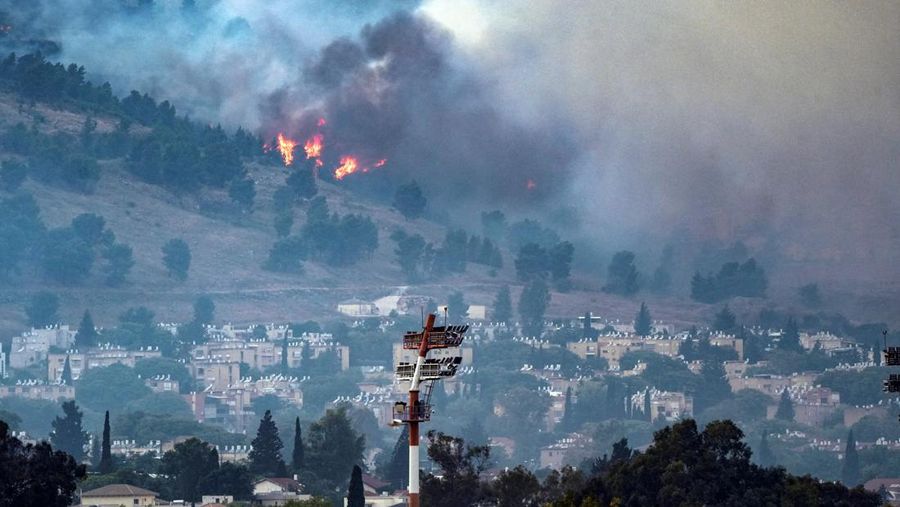 Asap dan api mengepul menyusul serangan roket dari Lebanon, di tengah permusuhan lintas batas yang sedang berlangsung antara Hizbullah dan pasukan Israel, dekat Kiryat Shmona, Israel, dekat perbatasannya dengan Lebanon, 3 Juni 2024. (REUTERS/Ayal Margolin)