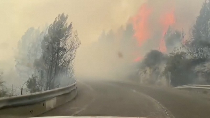 Puing-puing terletak di taman sebuah rumah yang terkena serangan roket dari Lebanon, di tengah permusuhan lintas batas yang sedang berlangsung antara Hizbullah dan pasukan Israel, di Kiryat Shmona, Israel utara, 4 Juni 2024. (REUTERS/Ammar Awad)
