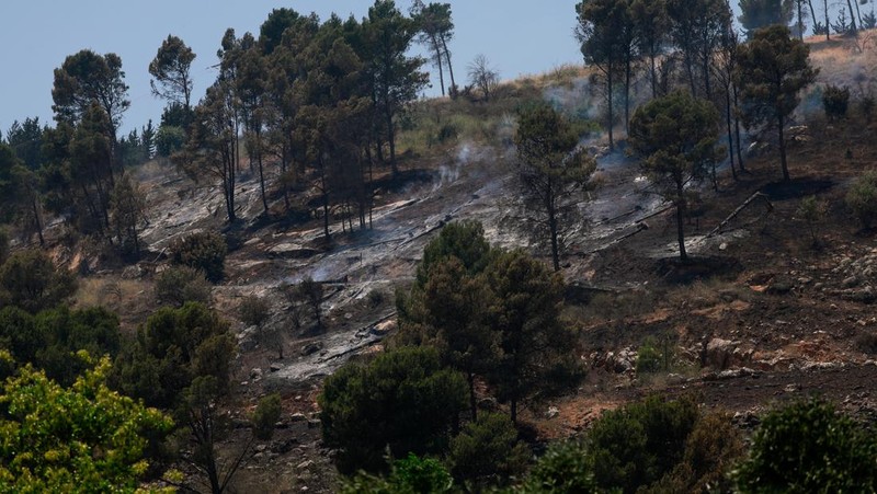 Puing-puing terletak di taman sebuah rumah yang terkena serangan roket dari Lebanon, di tengah permusuhan lintas batas yang sedang berlangsung antara Hizbullah dan pasukan Israel, di Kiryat Shmona, Israel utara, 4 Juni 2024. (REUTERS/Ammar Awad)