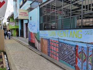 Cerita Perantau Jakarta Buka Usaha Kerajinan Kain Tenun di Palembang