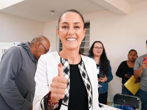 Pria Diringkus Saat Hendak Cium Paksa Presiden Meksiko