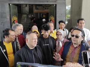 Farhat Abbas Dampingi Pemeriksaan Saka Tatal di Polda Jabar