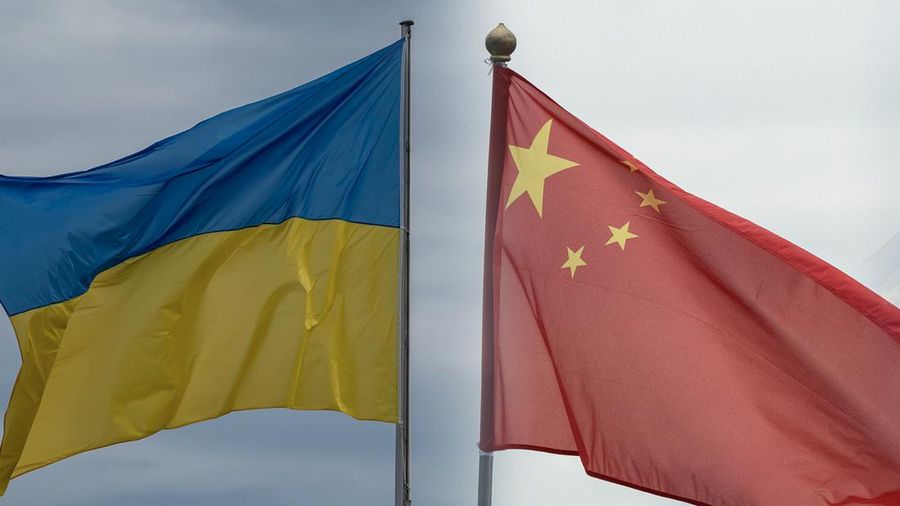 Foto Kolase bendera Ukraina dan China. (AP Photo)
