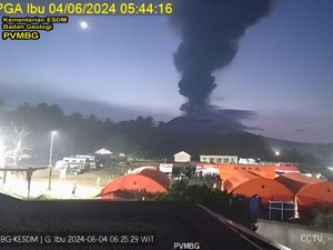 Erupsi Gunung Ibu Masih Level Awas, Tinggi Kolom Abu 5.000 meter