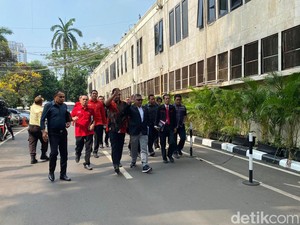 Hasto Datangi Polda Metro Jaya Didampingi Tim Hukum PDIP, Ada Apa?