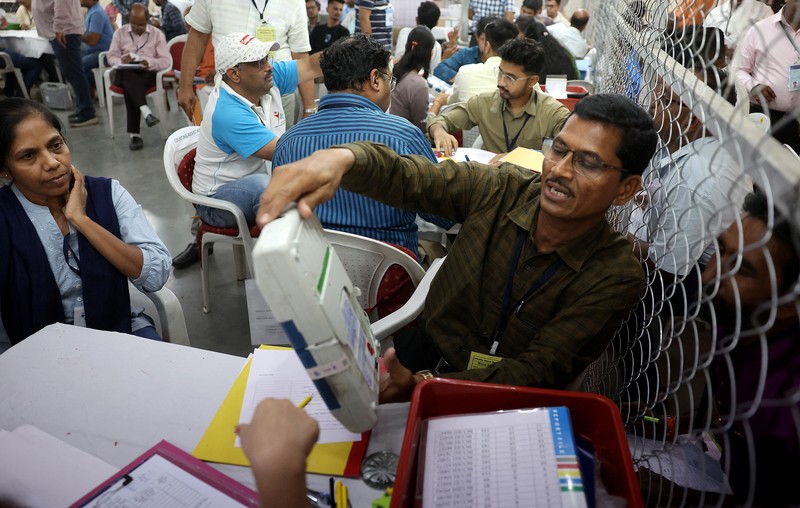 People watch election results outside a vote counting centre in Mumbai, India, June 4, 2024. REUTERS/Francis Mascarenhas