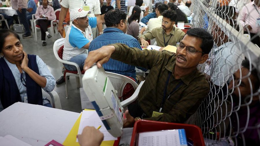 People watch election results outside a vote counting centre in Mumbai, India, June 4, 2024. REUTERS/Francis Mascarenhas