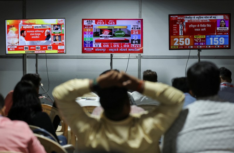 People watch election results outside a vote counting centre in Mumbai, India, June 4, 2024. REUTERS/Francis Mascarenhas